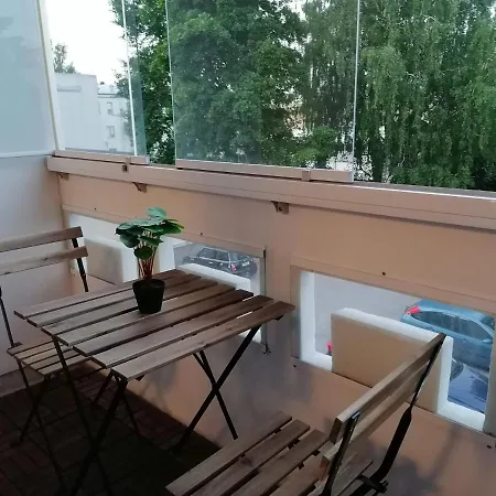 Keskustan Kaksio Parvekkeella, Ilmastoitu.